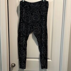 Woman’s Black Leggings with White Rose Pattern